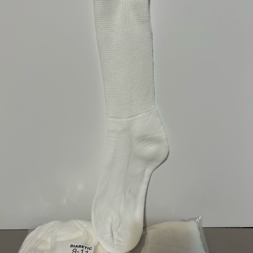 6 pr of White Diabetic Socks